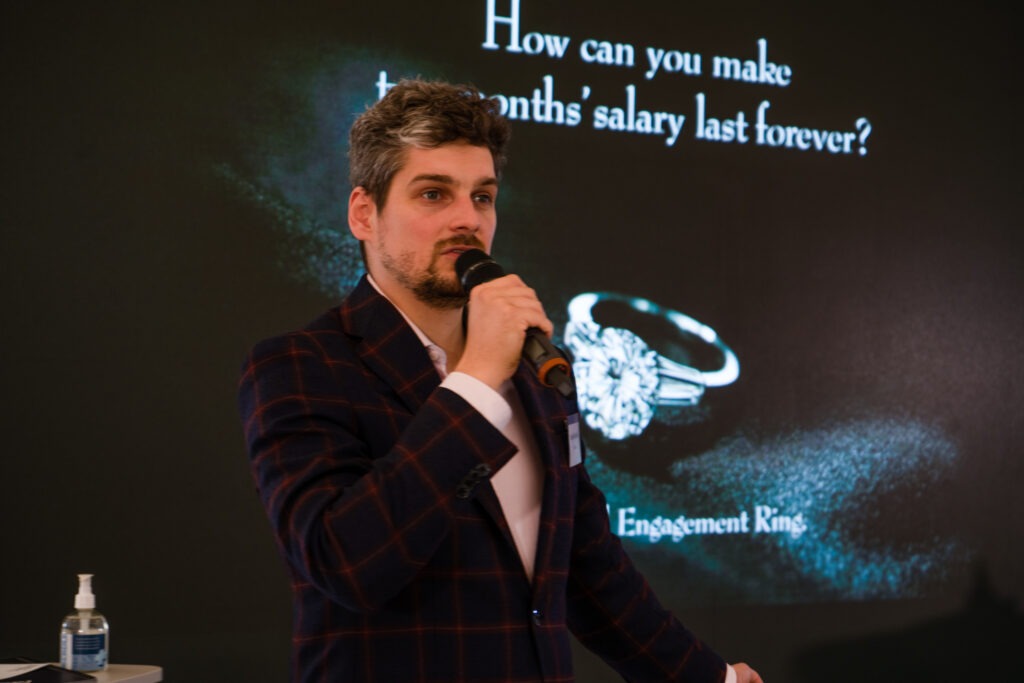 Kamil Pavlíček vystupuje na konferenci